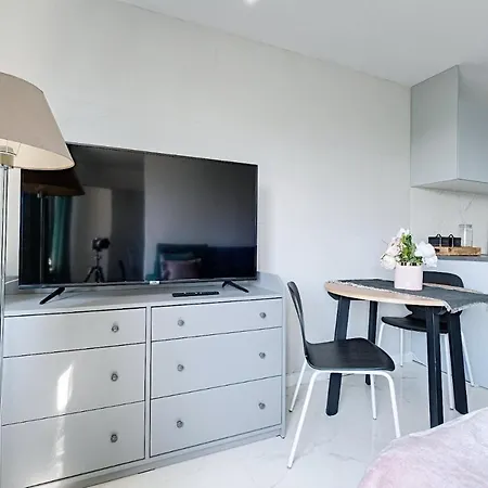 White Next To Polin Polish Jews Musem * 바르샤바